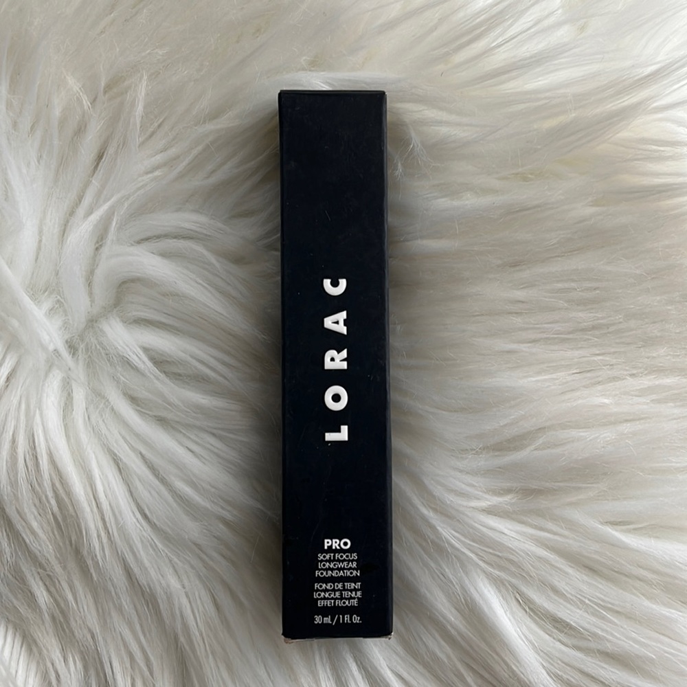 • LORAC PRO SOFT FOCUS LONGWEAR FOUNDATION 4 LIGHT